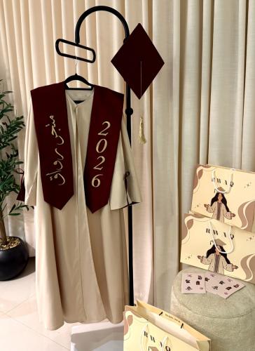 عباية تخرج بيج مع برغندي رواق