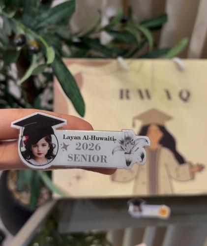 بروش تخرج 2026 مستطيل وردة رمادي