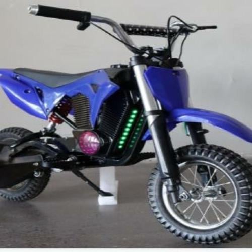 دراجة كهربائي احترافي باللون الأزرق