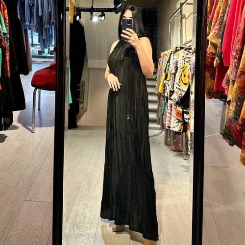 فستان أسود برقبه
