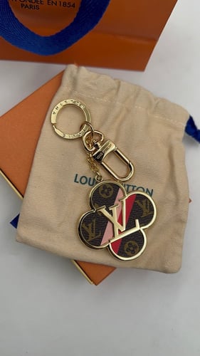 ميدالية لويس فيتون وردية