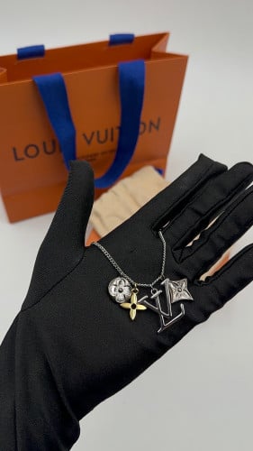 ميدالية لويس فيتون فضي و ذهبي