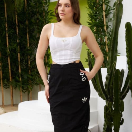 توب برادا لون أبيض