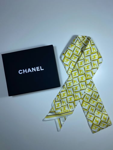 سكارف شانيل لون أصفر