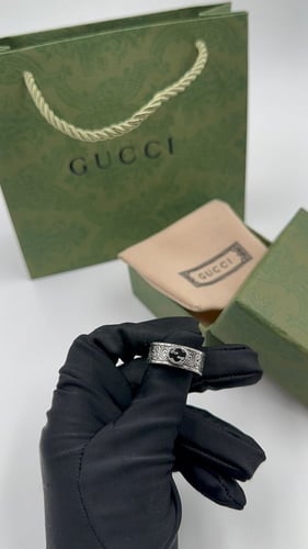 خاتم قوتشي رجالي فضي بشعار صغير