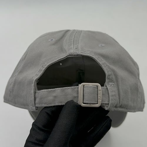 كاب DAILE رماديه