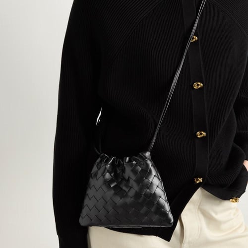 شنطة بوتيغا BOTTEGA VENETA Intrecciato leather pou...