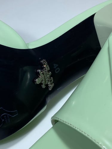 كعب برادا لون اخضر فاتح