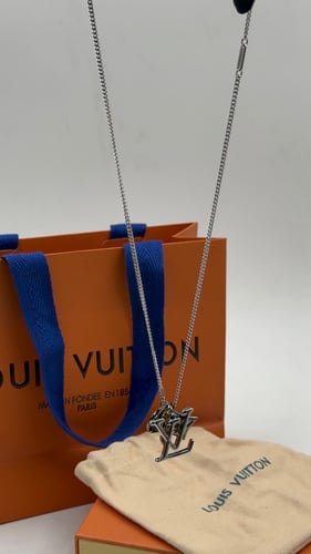 ميدالية لويس فيتون فضي و ذهبي