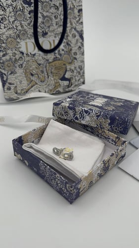 حلق ديور لون فضي