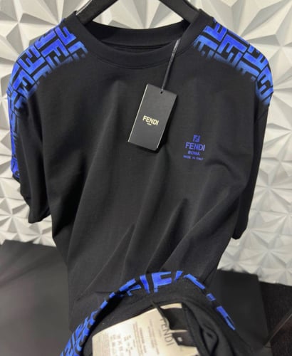 تيشيرت فندي بشعار أزرق