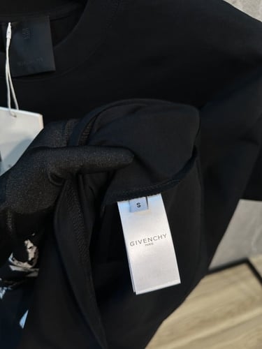 تيشيرت جيفنشي اسود