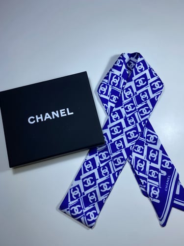 سكارف شانيل لون أزرق