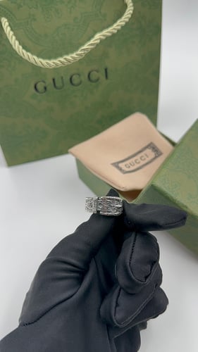 خاتم قوتشي رجالي فضي بشعار صغير