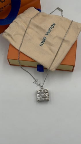 ميدالية لويس فيتون حقيبة
