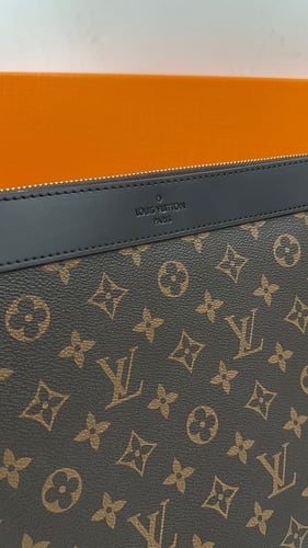 باوتش لويس فيتون لون بني ورد