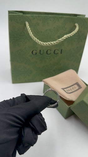 خاتم قوتشي رجالي فضي بشعار صغير