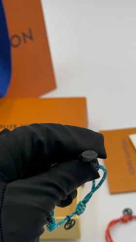 سوارة لويس فيتون خيط