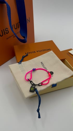 سوارة لويس فيتون خيط