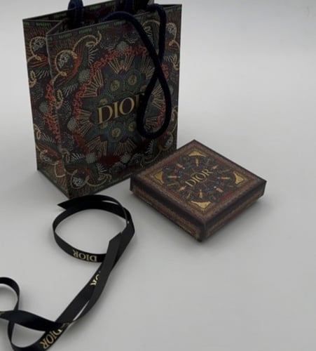 حلق ديور لون ذهبي