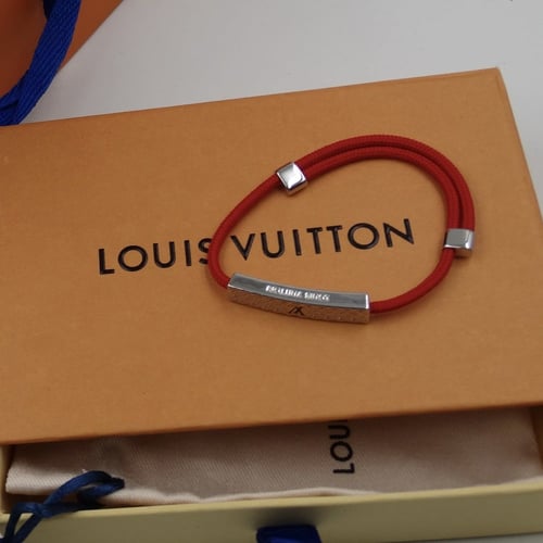 سوارة لويس فيتون حمراء