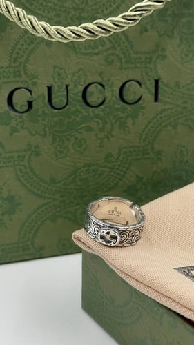 خاتم قوتشي رجالي فضي بشعار صغير