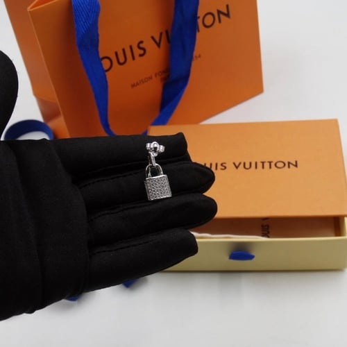 حلق لويس فيتون فضي الماسّ ابيض