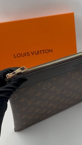 باوتش لويس فيتون لون بني ورد