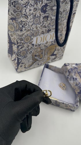 حلق ديور لون ذهبي