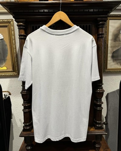 تيشيرت لويفي ابيض بحروف ملونه