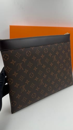 باوتش لويس فيتون لون بني ورد