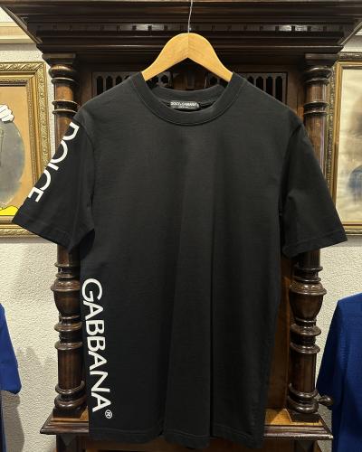 تيشيرت دولتشي اند قابانا اسود بطباعة جانبيه