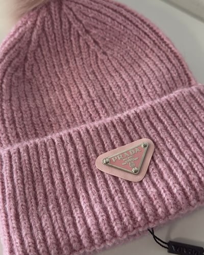 قبعة شتوية برادا لون وردي