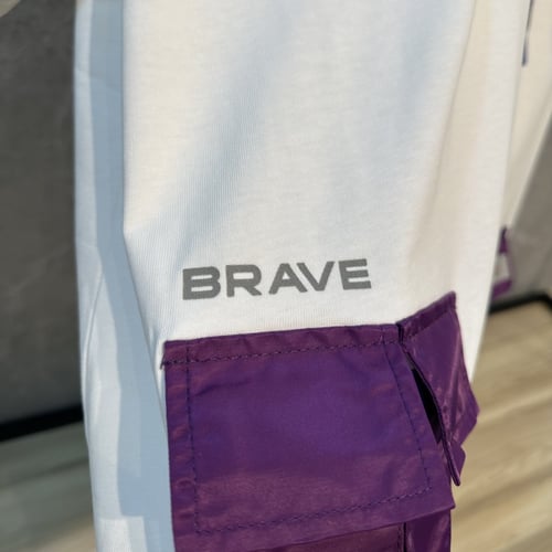 تيشيرت ابيض و بنفسجي مع هودي BLK