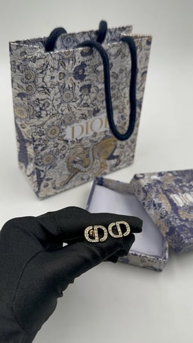 حلق ديور لون ذهبي