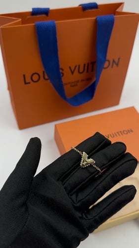 سوارة لويس فيتون لون ذهبي