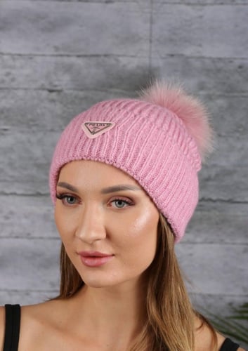 قبعة شتوية برادا لون وردي