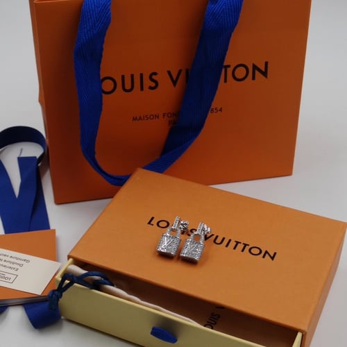 حلق لويس فيتون فضي الماسّ ابيض