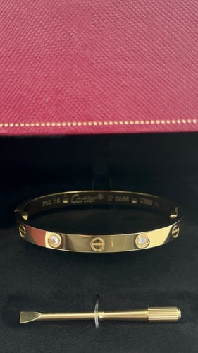سوارة كارتييه لون ذهبي بجوهرة