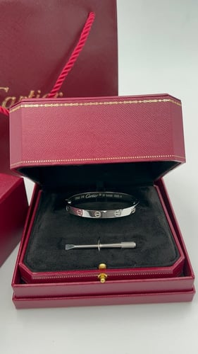 سوارة كارتييه لون فضي
