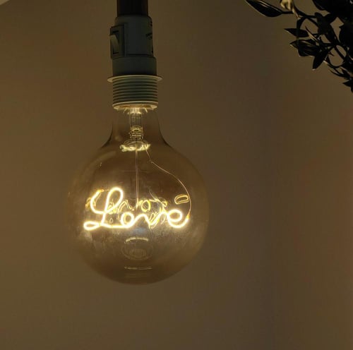 لمبة ديكور كروي (LOVE )