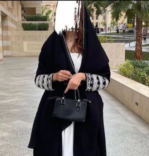 عبايه بقماش ملكي اسود مطرز