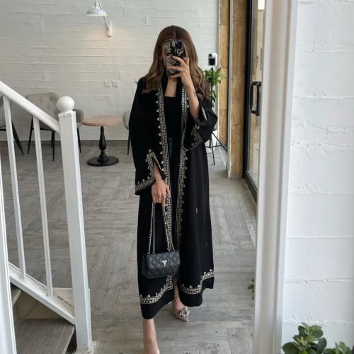 عبايه بقماش مطرز ابيض