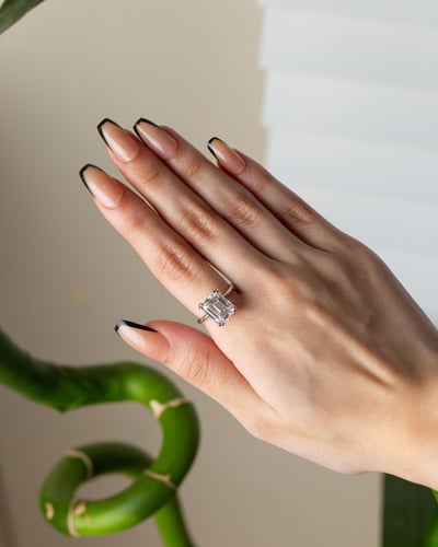 خاتم فضة White Emerlad مطلي ذهب مُرصّع بحجر المويس...