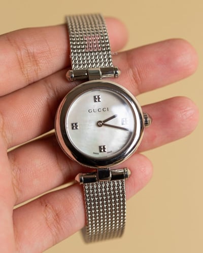 ساعة صدف نسائية ماركة غوتشي - Silver Chain Strap