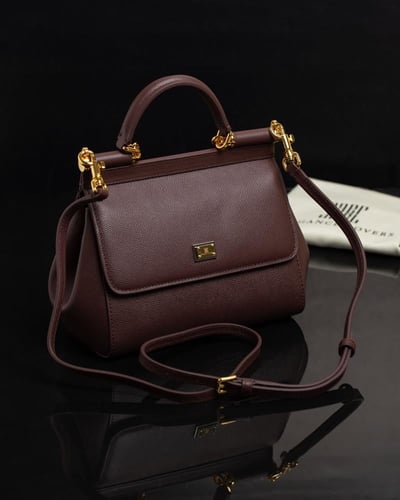 شنطة تصميم D&G جلد طبيعي إيطالي فاخر عنابي ماركة E...