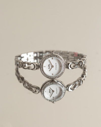 ساعة نسائية كريستال ماركة كوتش لون فضي