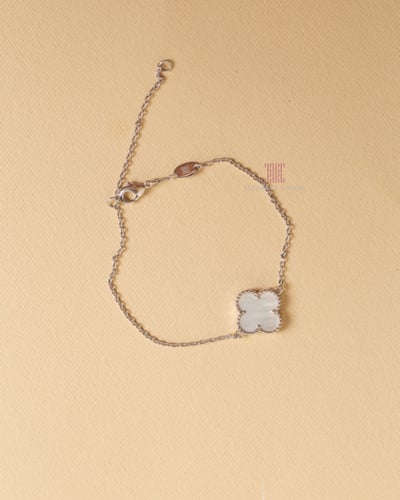 إسوارة زهرة البرسيم صدف أبيض مطلية ذهب أبيض ماركة...