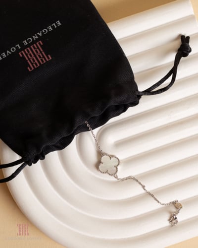 إسوارة زهرة البرسيم صدف أبيض مطلية ذهب أبيض ماركة...