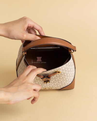 شنطة بوكيت ماركة مايكل كورس - أبيض سيقنتشر